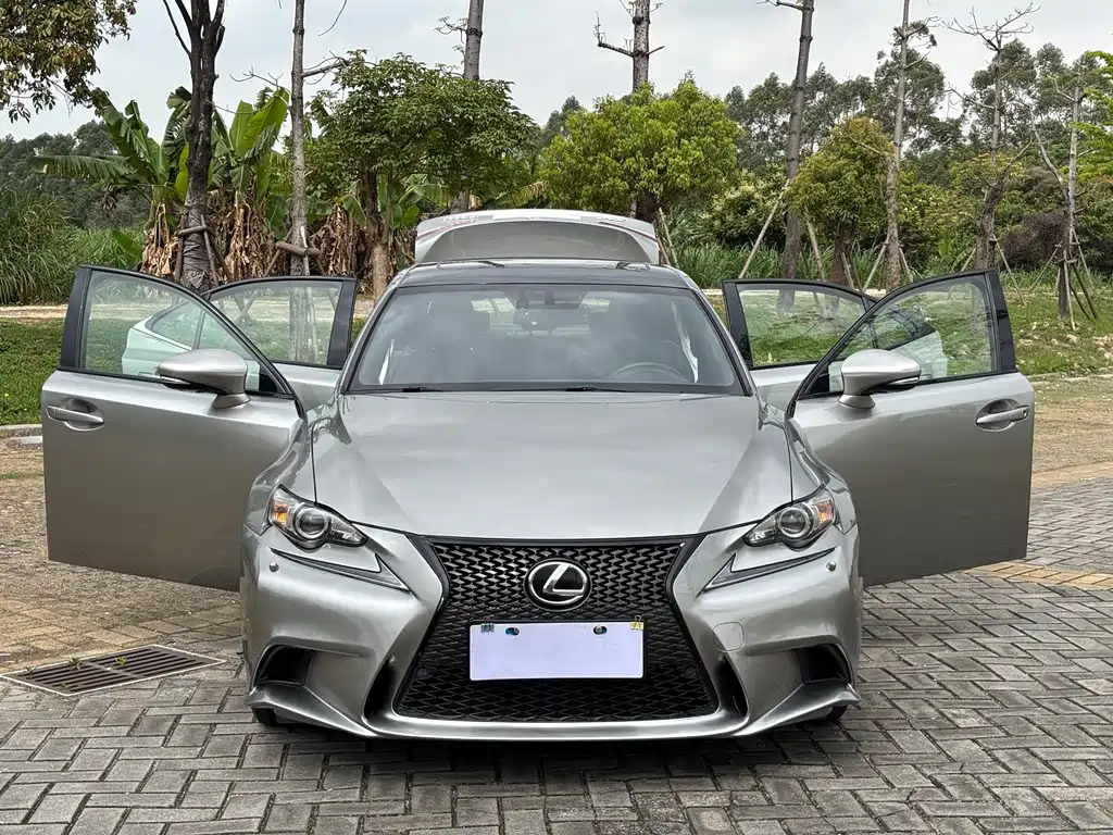 LEXUS IS