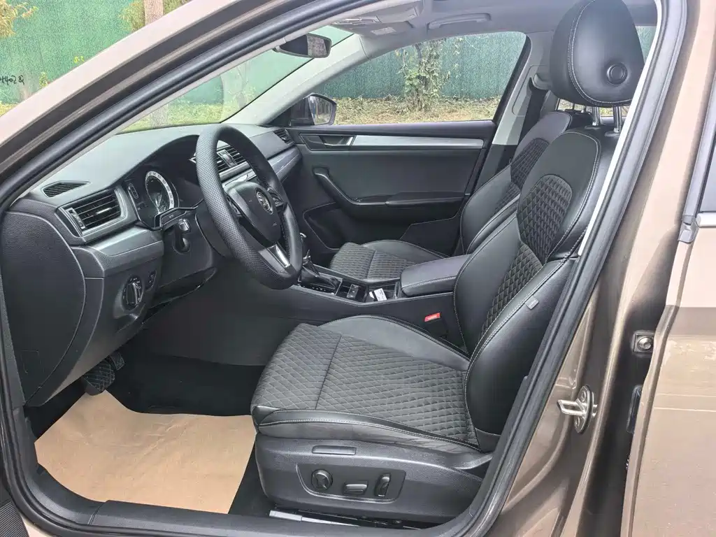 Skoda Superb — миниатюра 7