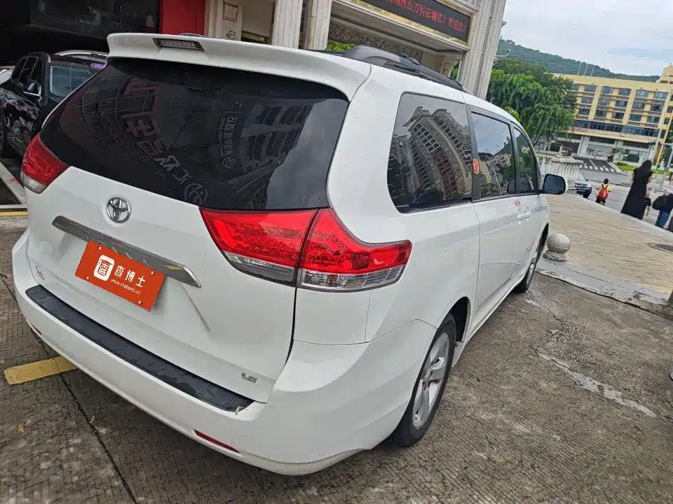 Toyota Sienna — миниатюра 2