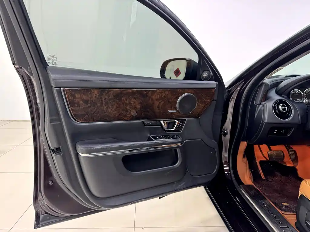 Jaguar XJ — миниатюра 10