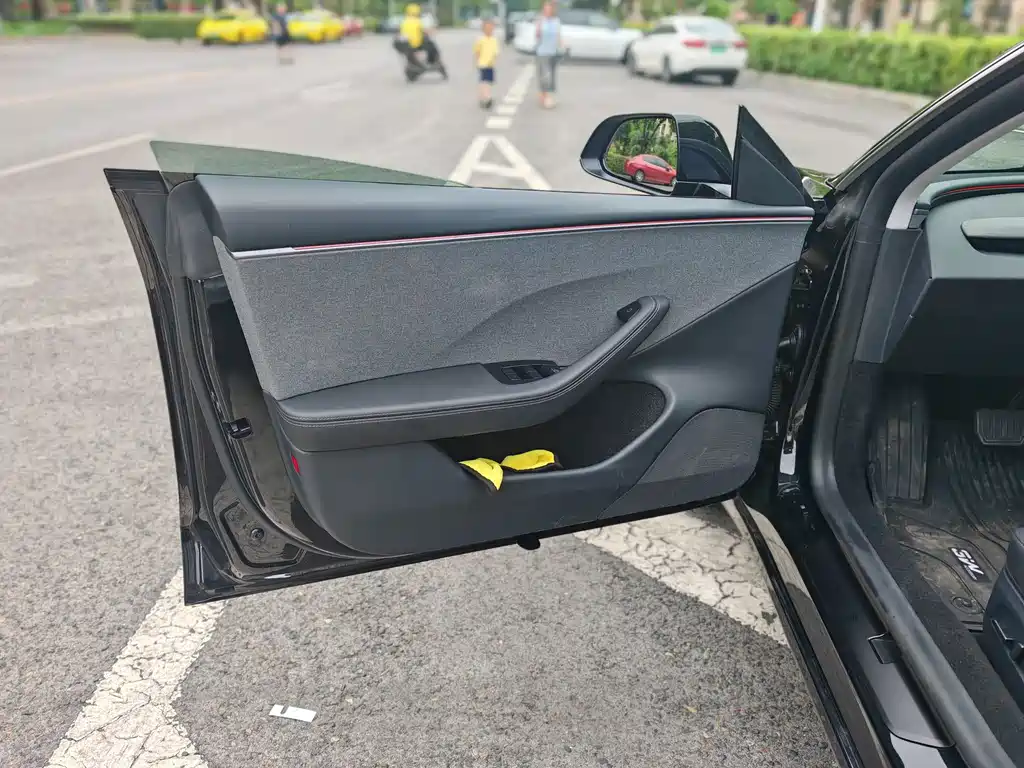 Tesla Model 3 — миниатюра 8