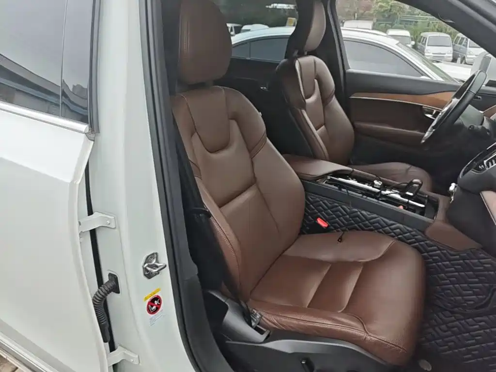 Volvo XC90 — миниатюра 25