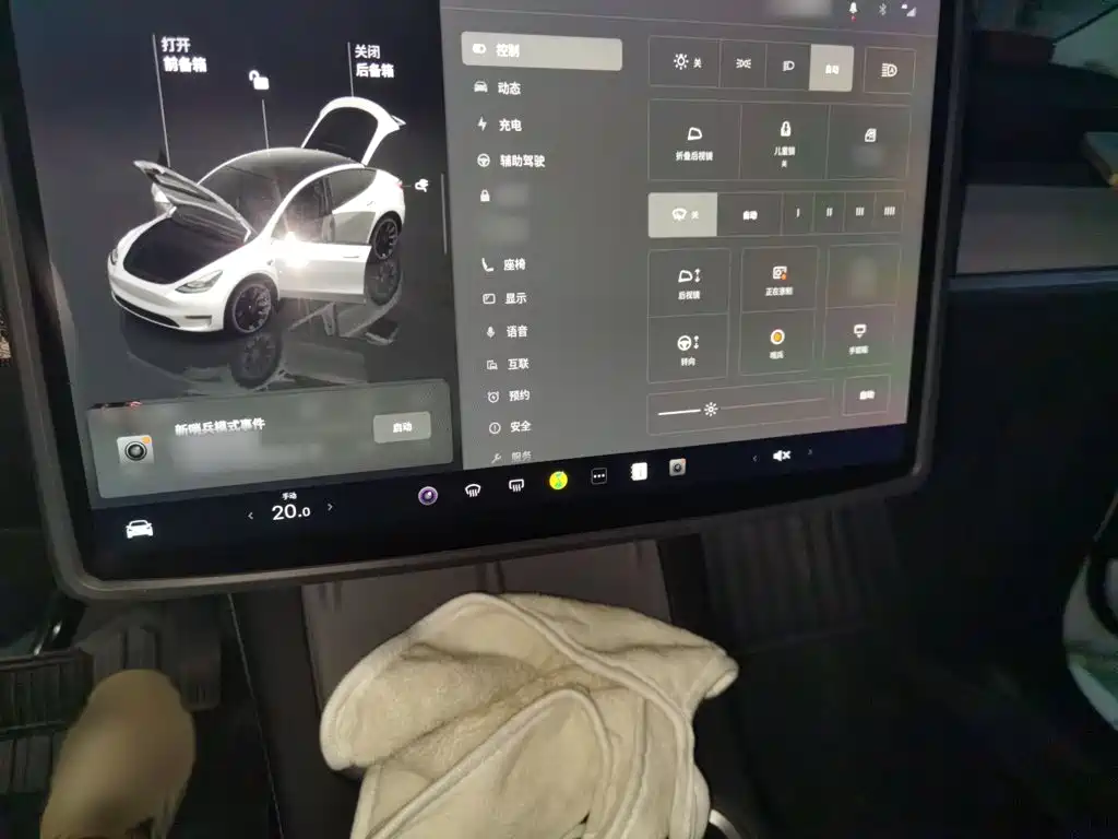 Tesla Model Y — миниатюра 4