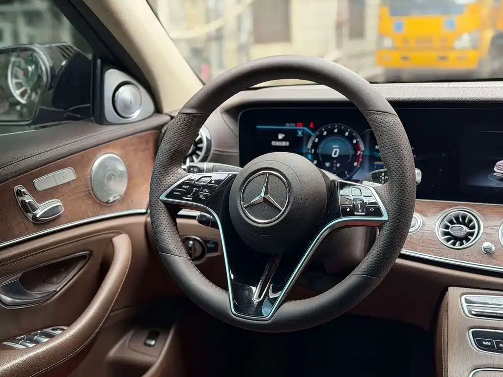 Mercedes-Benz E-Class — миниатюра 5