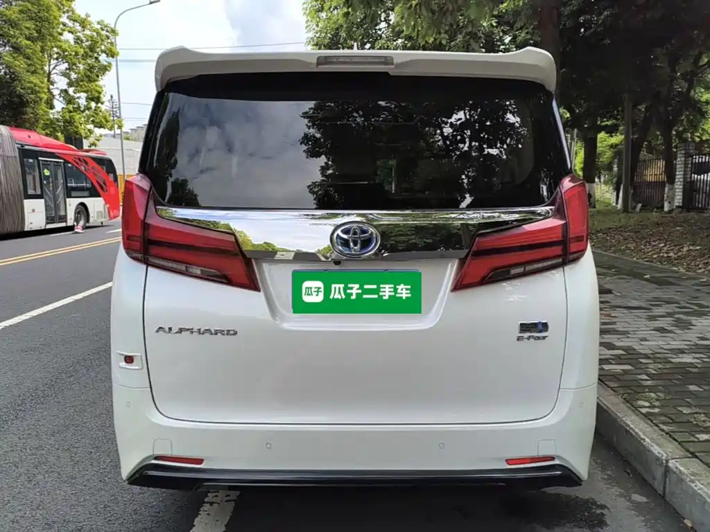 Toyota Alphard — миниатюра 6