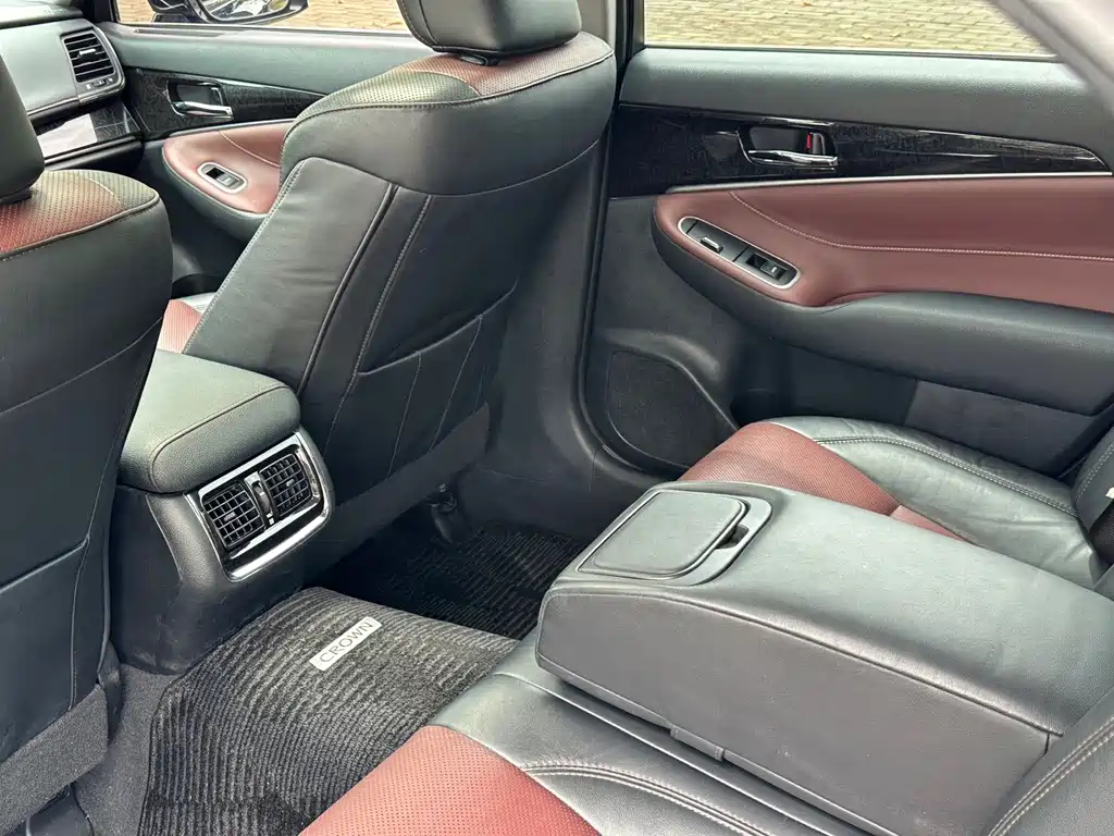 Toyota Crown — миниатюра 10