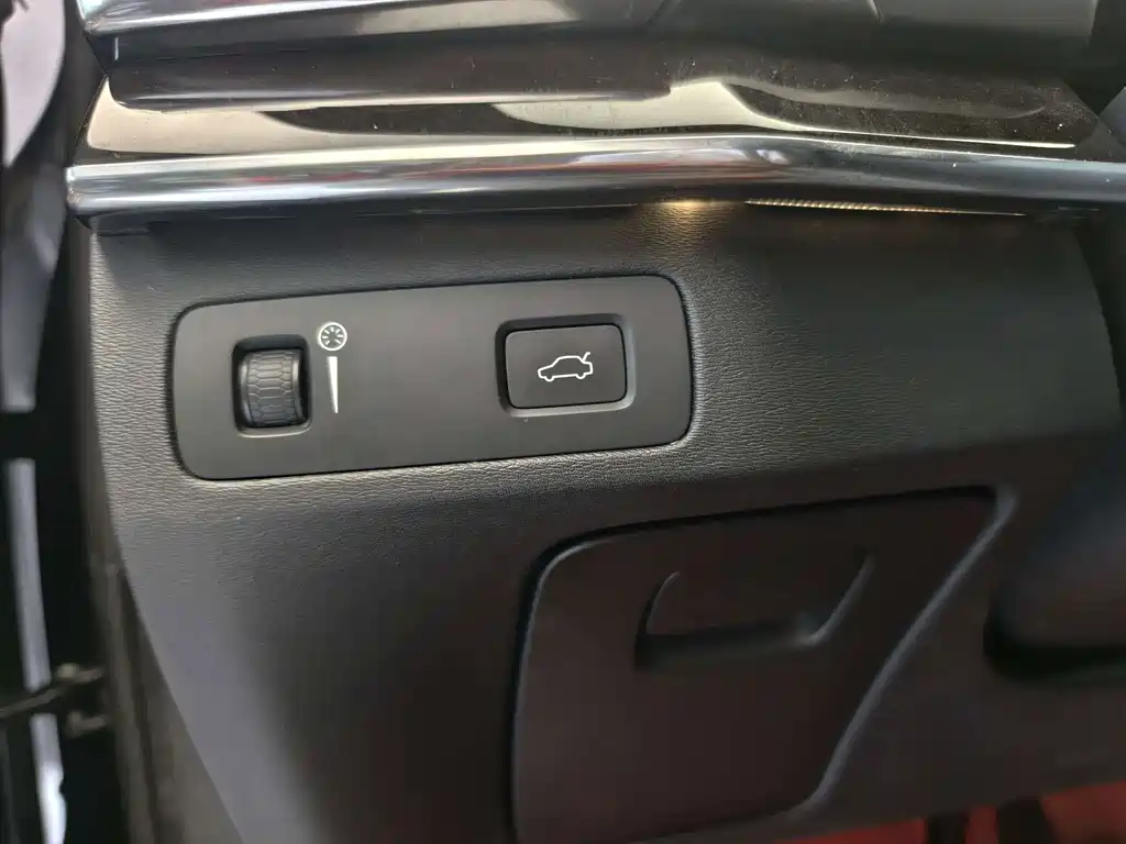 Volvo XC90 — миниатюра 9