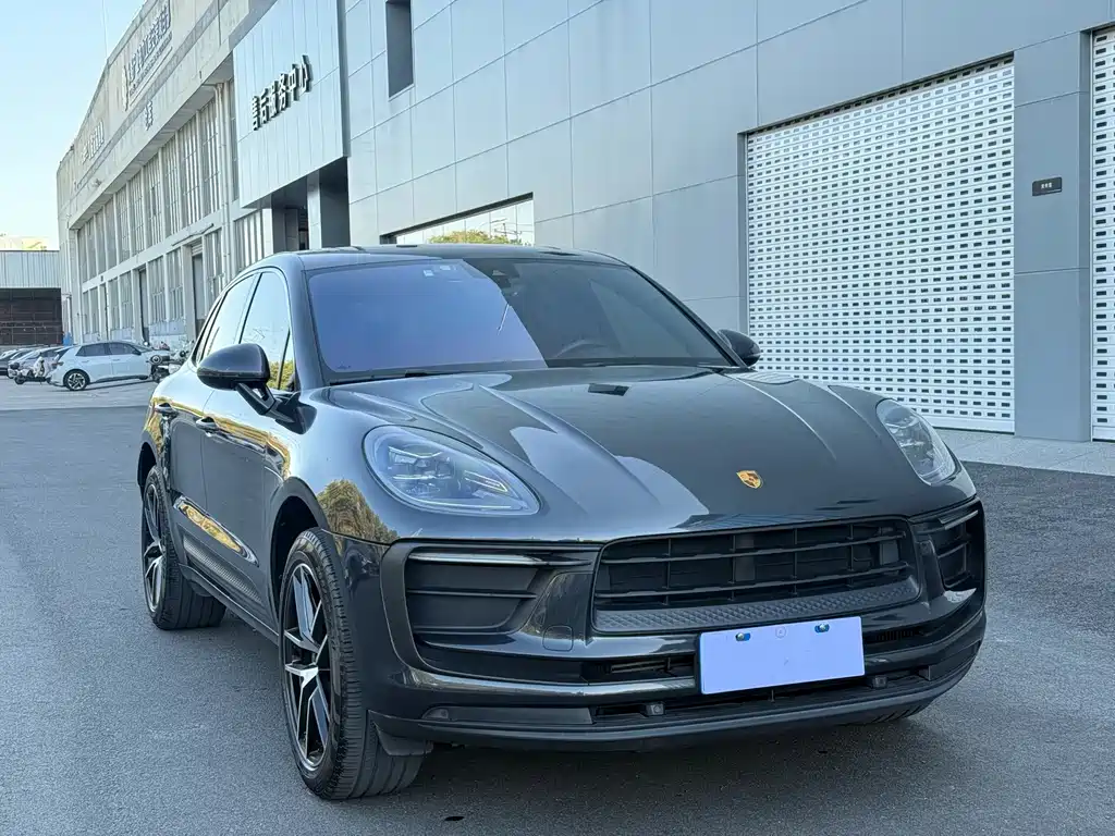 PORSCHE MACAN