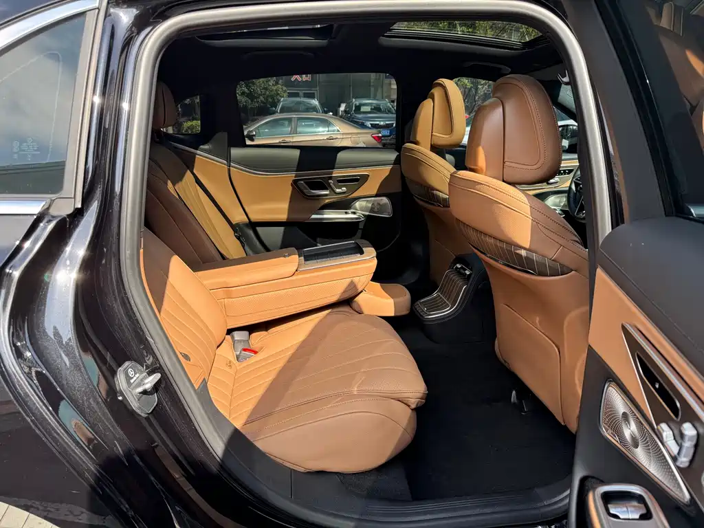Mercedes-Benz E-Class — миниатюра 8