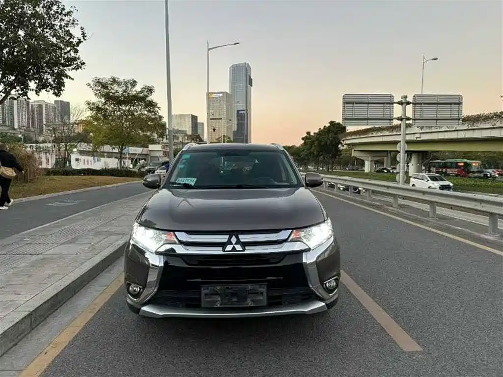 MITSUBISHI OUTLANDER