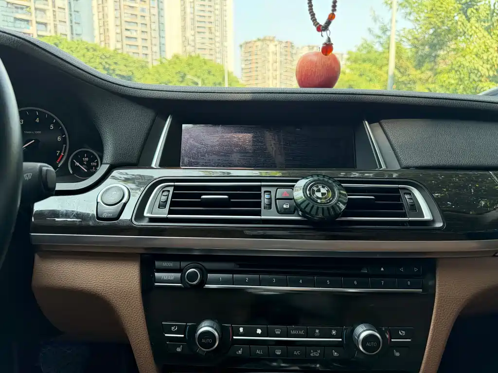 BMW 7 Series — миниатюра 16