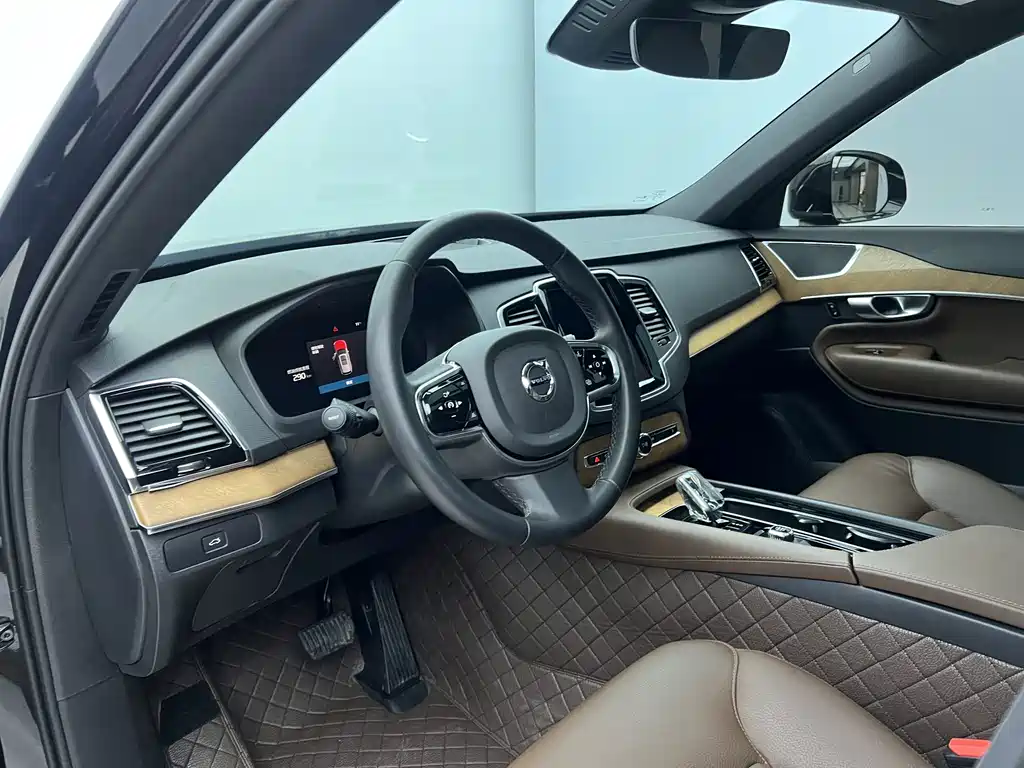 Volvo XC90 2024 B6 Luxury 7 мест