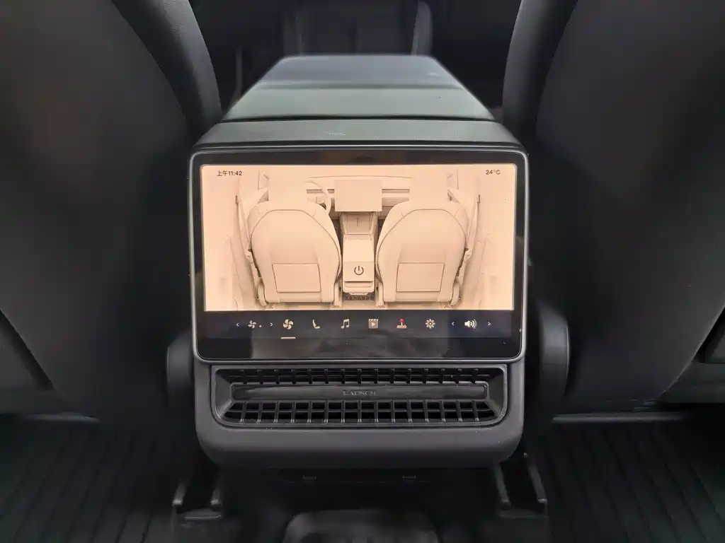 Tesla Model Y — миниатюра 6