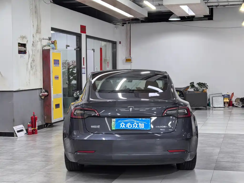 Tesla Model 3 — миниатюра 5