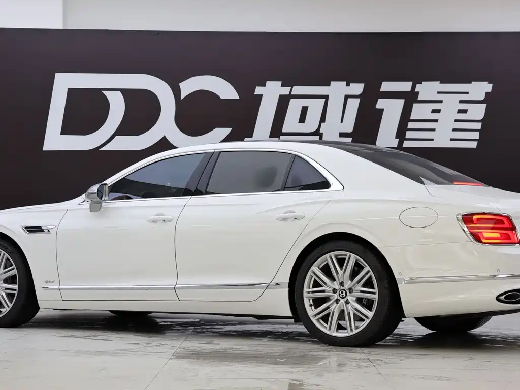 Bentley Flying Spur PHEV — миниатюра 6