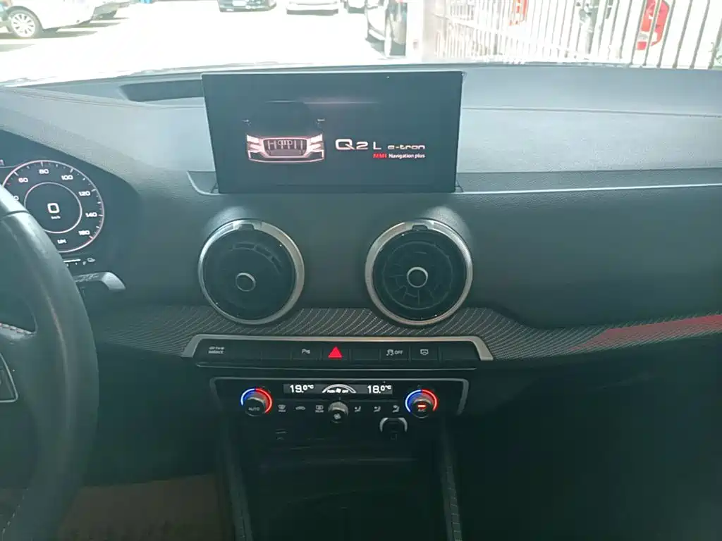 Audi Q2L e-tron — миниатюра 13