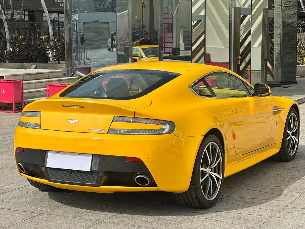 ASTON MARTIN V8 VANTAGE