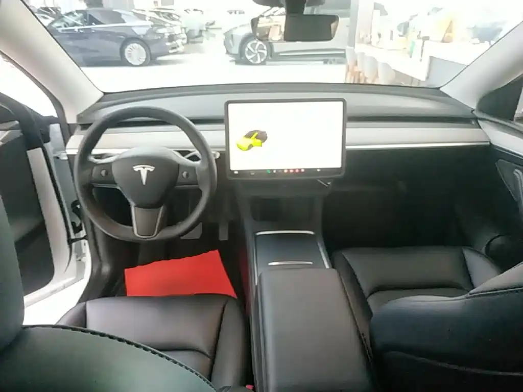 Tesla Model Y — миниатюра 10