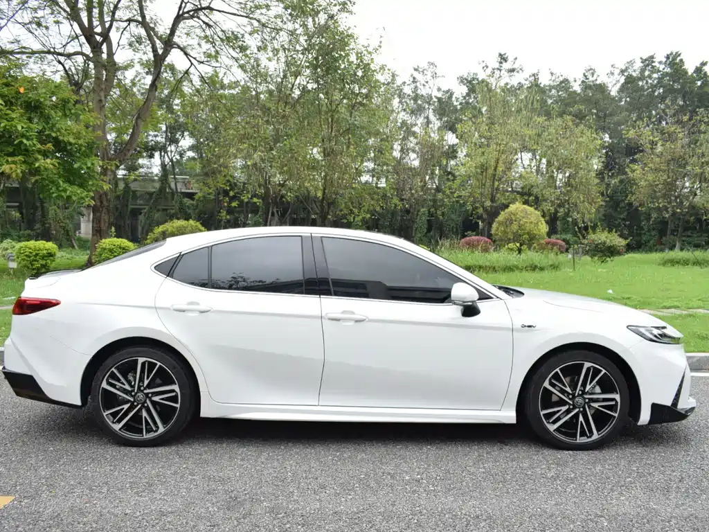 Toyota Camry 2024 2.0HS Sport