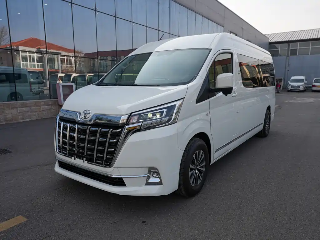 Toyota HiAce 2022 3.5L AT