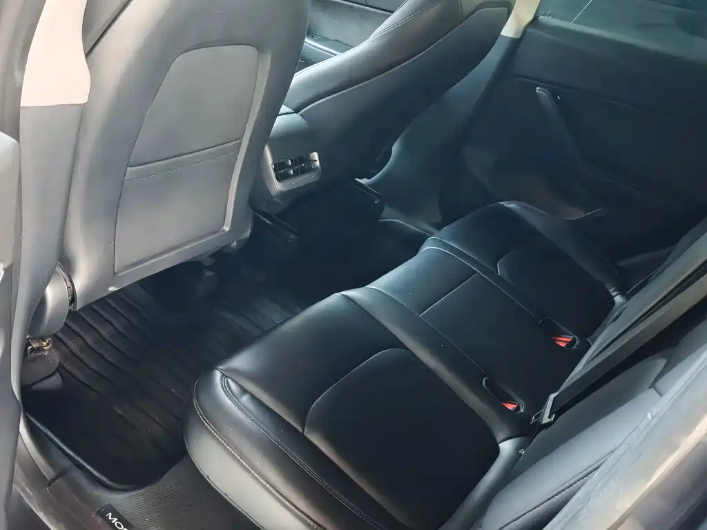 Tesla Model Y — миниатюра 7
