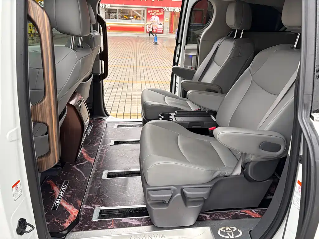 Toyota Granvia — миниатюра 24