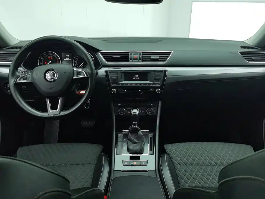 Skoda Superb — миниатюра 12