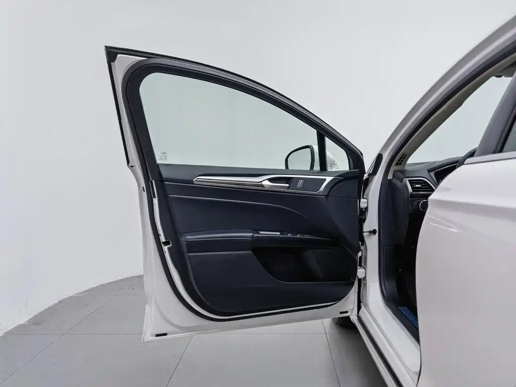 Ford Mondeo — миниатюра 8