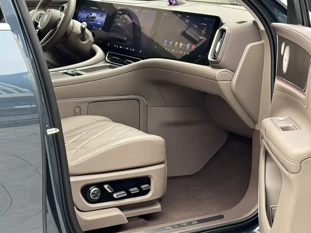 AITO ASK THE WORLD M9