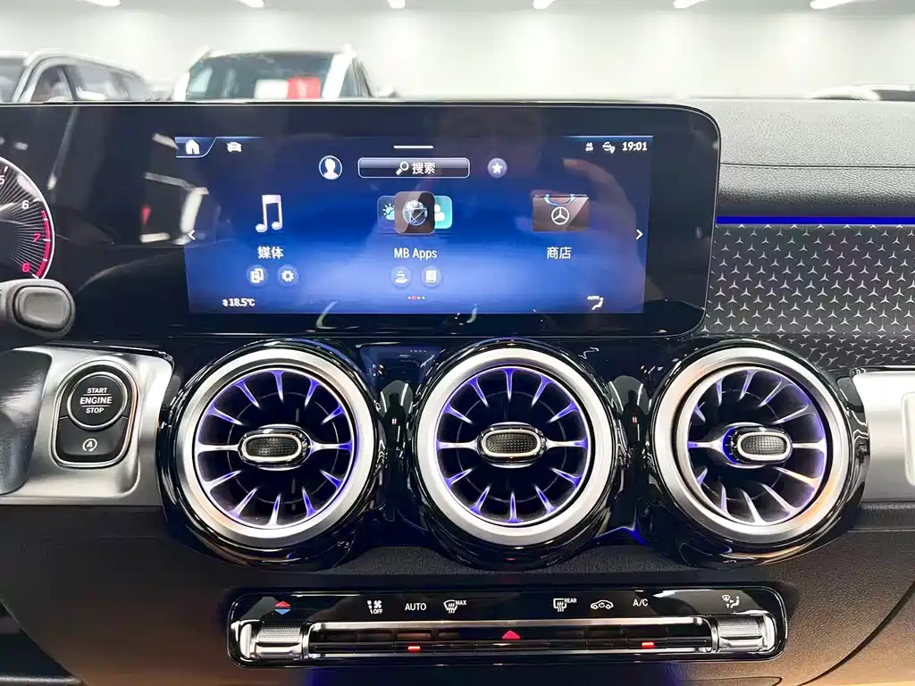 Mercedes-Benz GLB — миниатюра 17