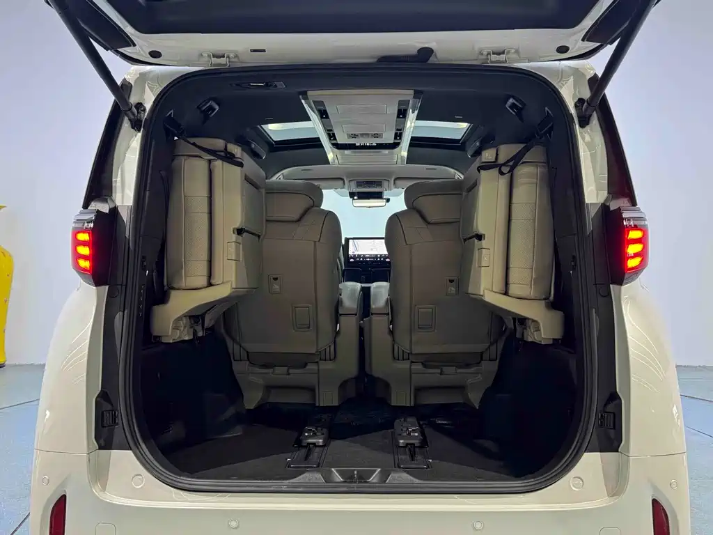 Toyota Alphard — миниатюра 20