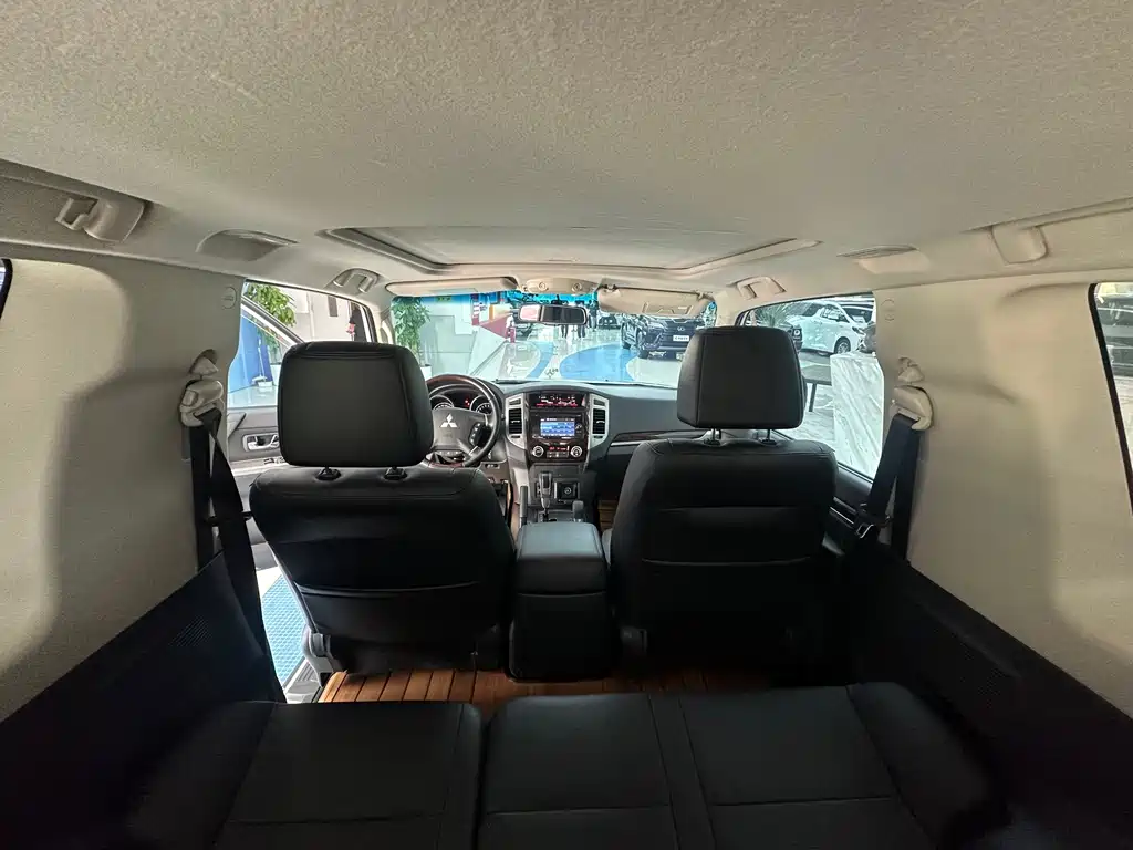 Mitsubishi Pajero (Import) — миниатюра 14