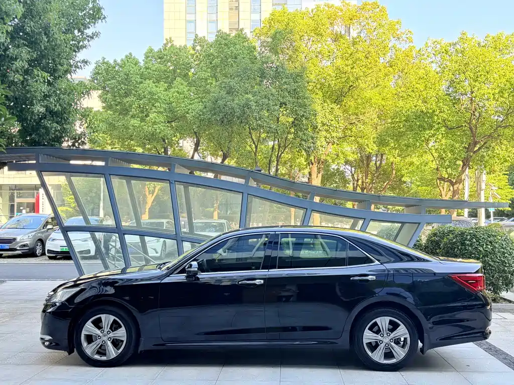 Toyota Crown — миниатюра 6