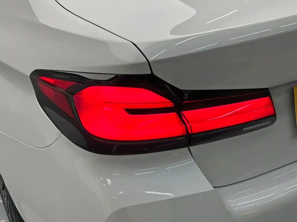 BMW 5 Series — миниатюра 10