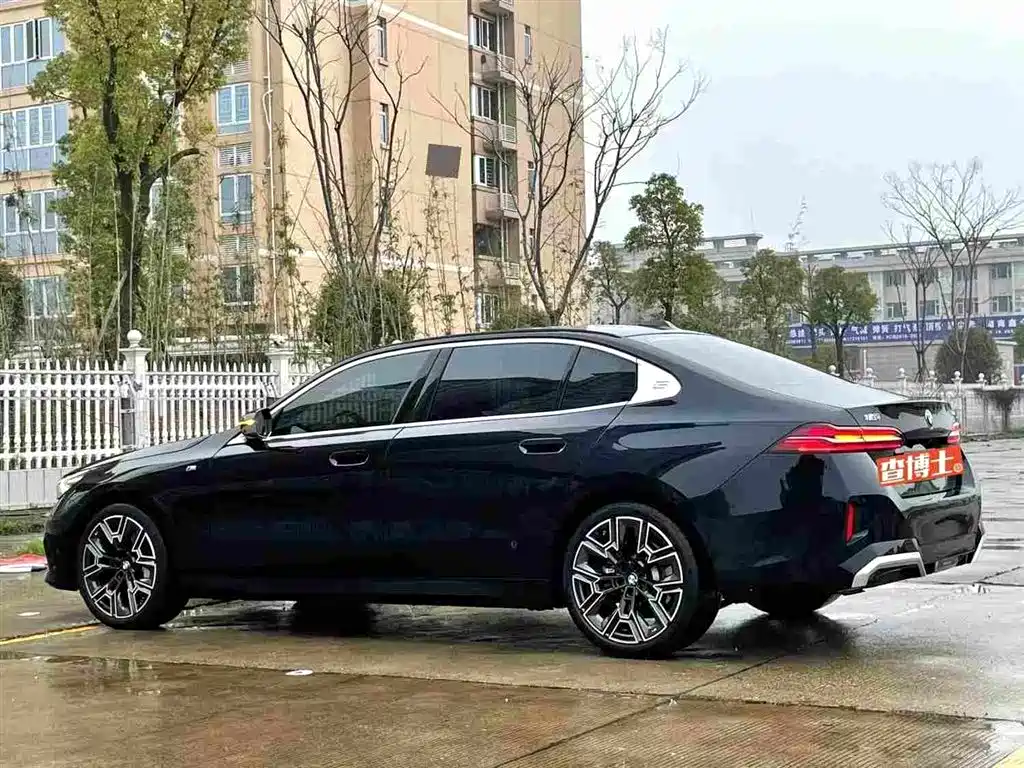 BMW 5 Series — миниатюра 3