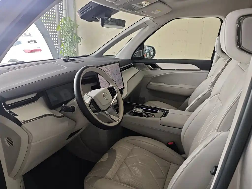Volvo EM90 — миниатюра 4