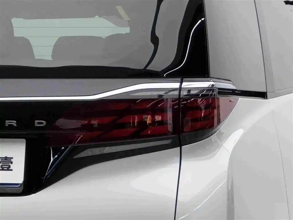 Toyota Alphard — миниатюра 6