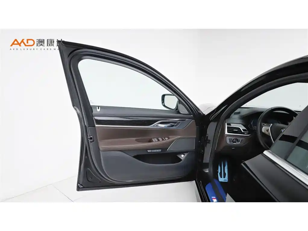 BMW 7 Series — миниатюра 10