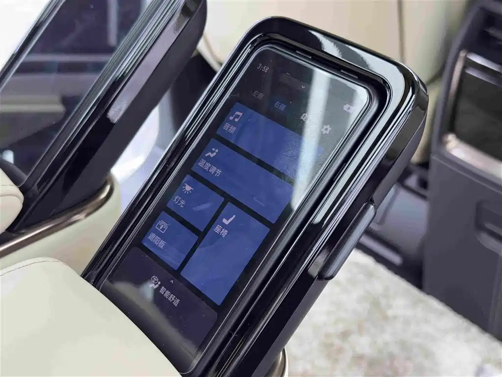 Toyota Alphard — миниатюра 14