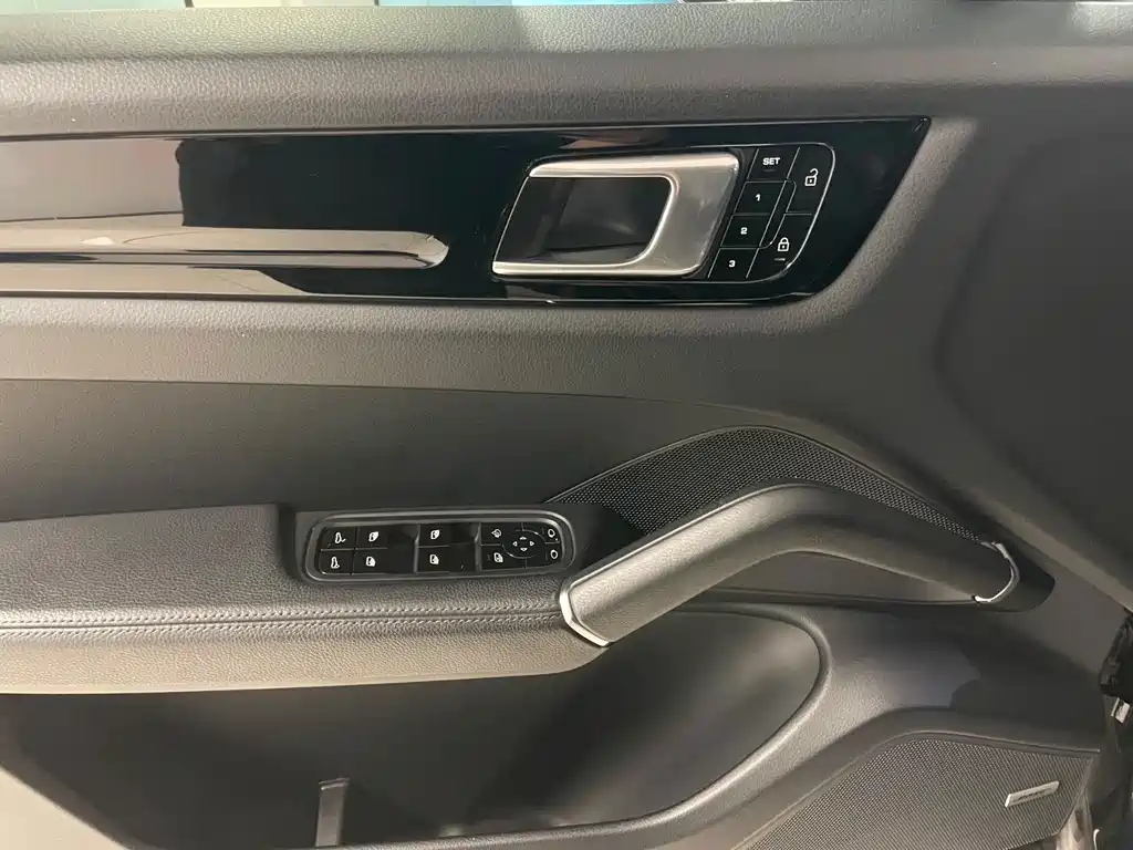 Porsche Cayenne — миниатюра 7