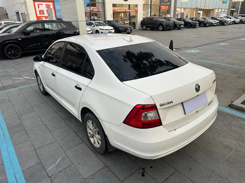 Skoda Rapid — миниатюра 7