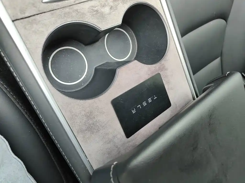 Tesla Model Y — миниатюра 9