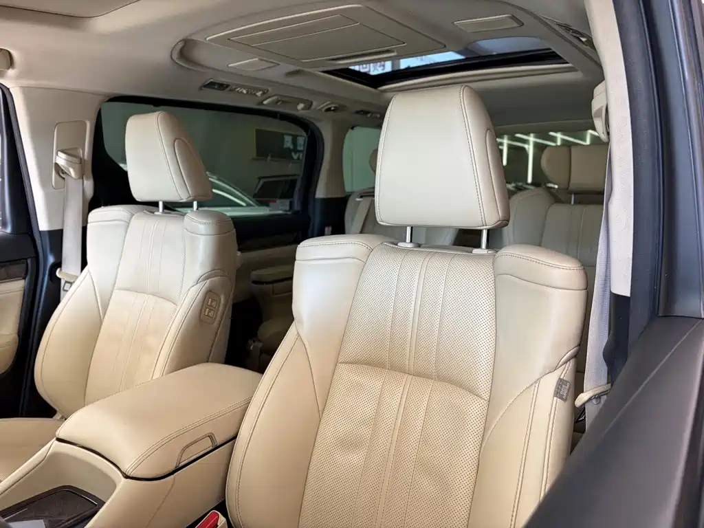 Toyota Alphard — миниатюра 6