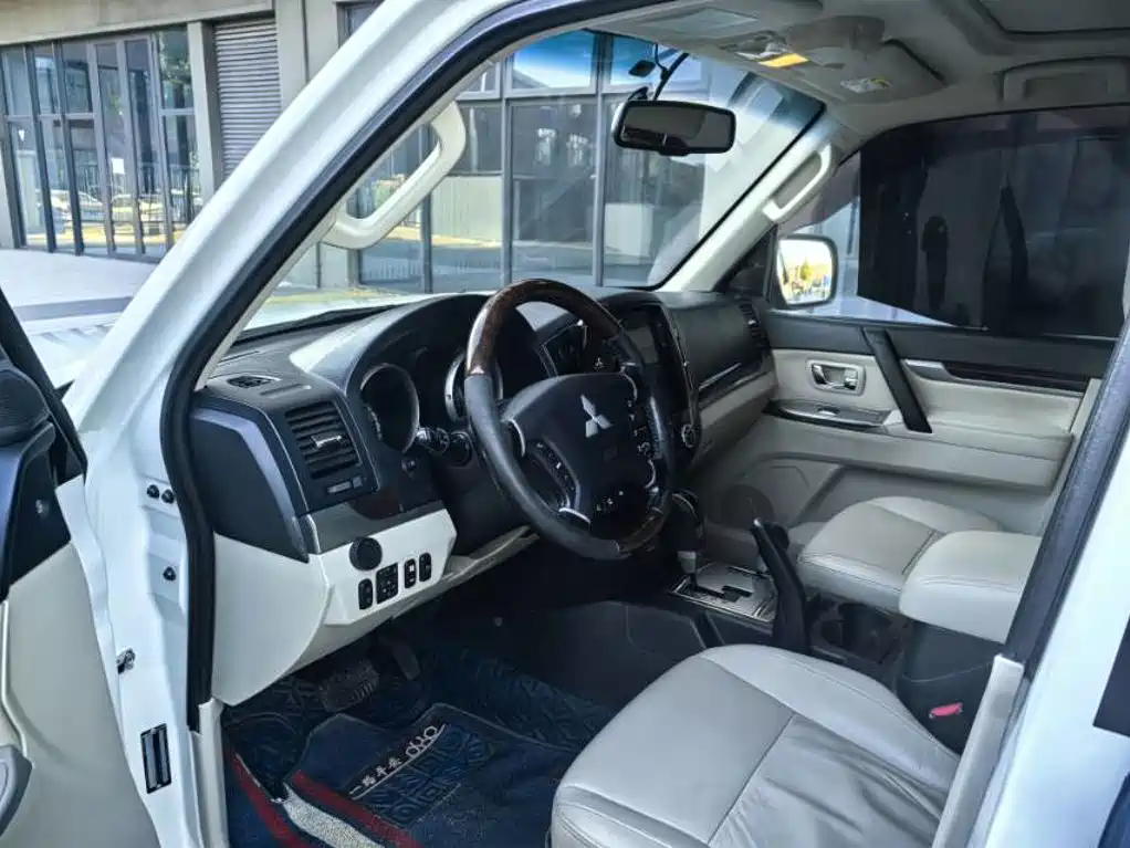 Mitsubishi Pajero (Import) — миниатюра 7