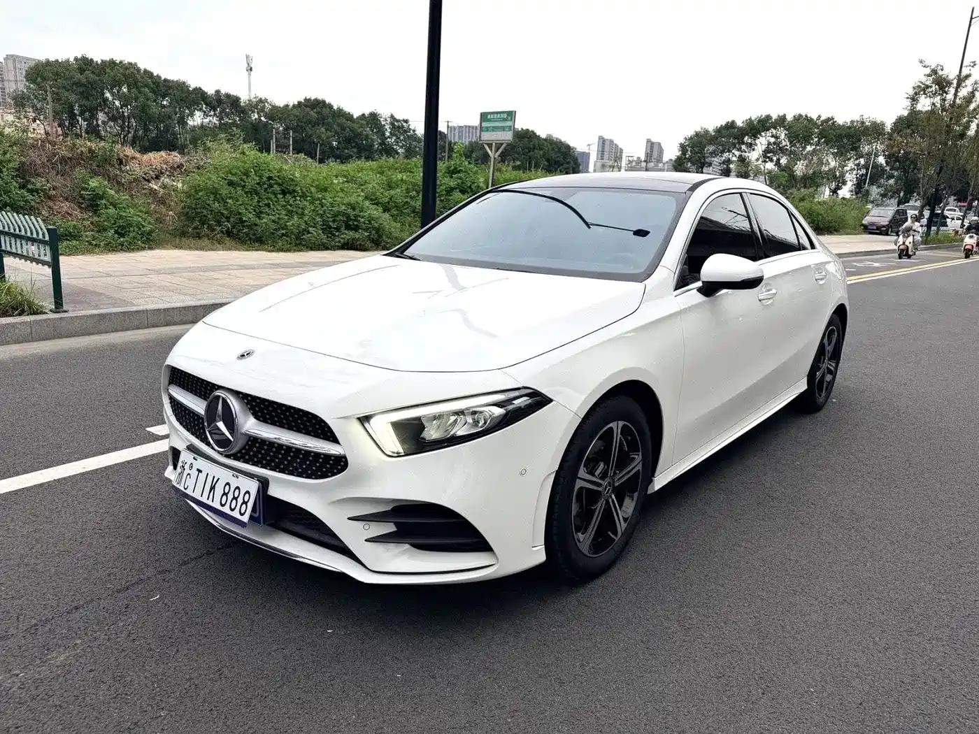 奔驰A级 2022款 改款 A 200 L 运动轿车时尚型 2022