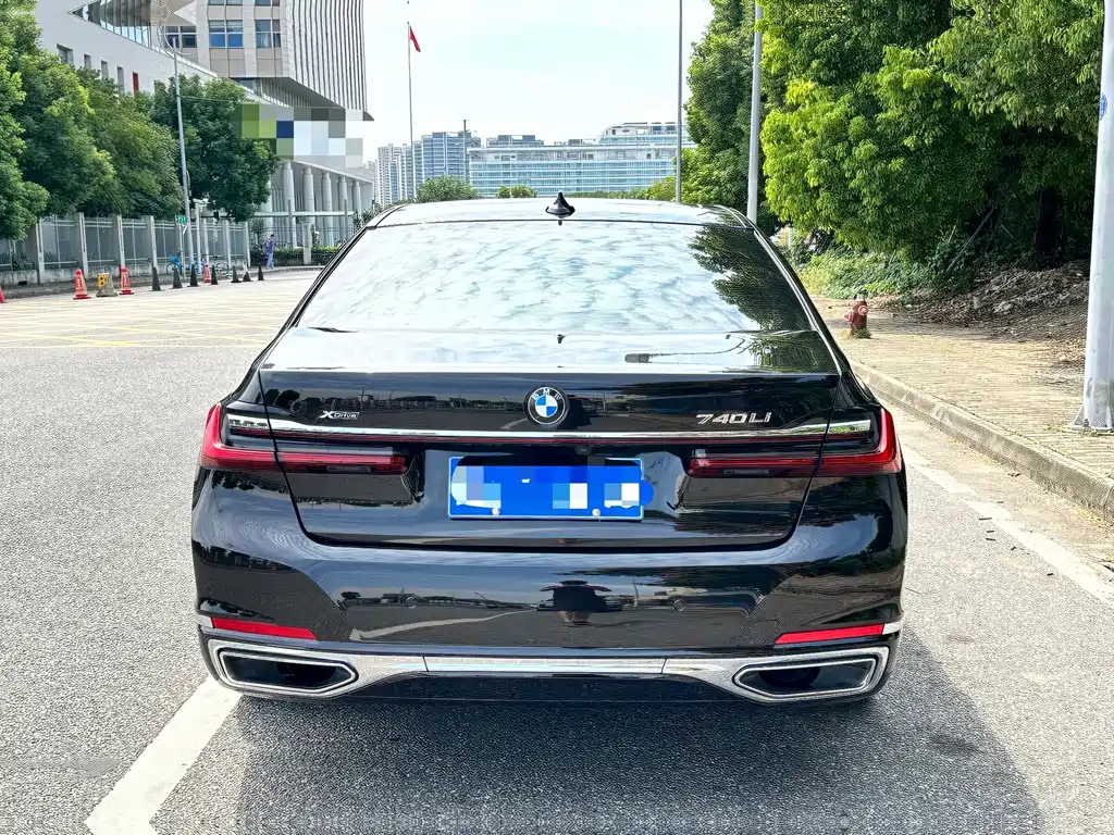 BMW 7 Series — миниатюра 5