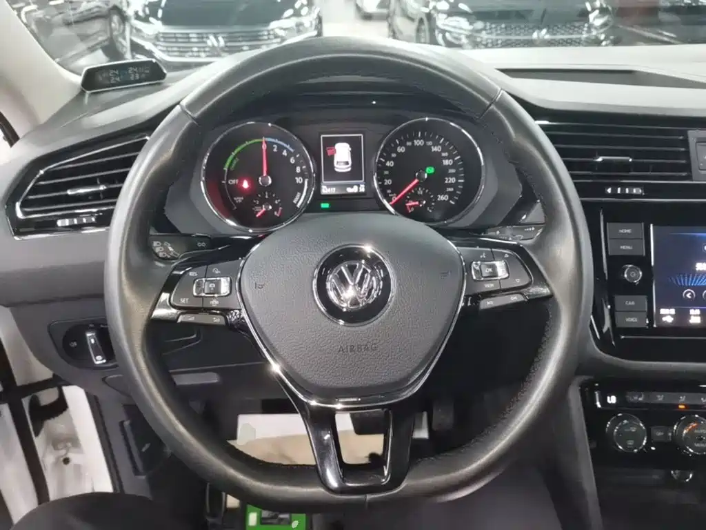 Volkswagen Tiguan L PHEV — миниатюра 11