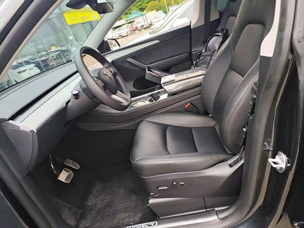 Tesla Model Y — миниатюра 15