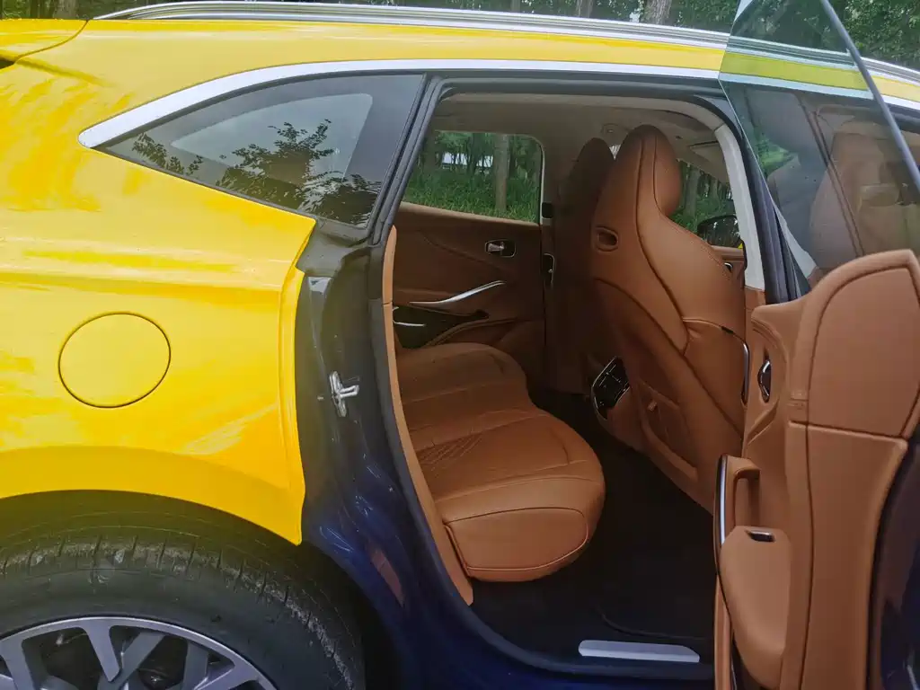 Aston Martin DBX — миниатюра 9