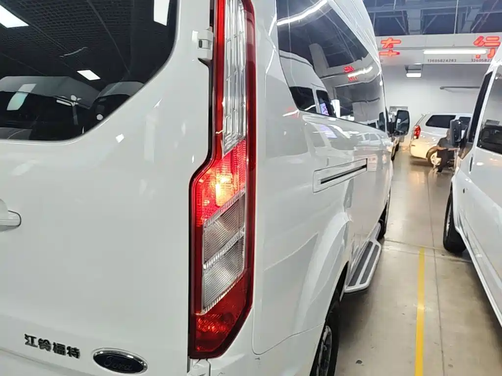 Ford Transit — миниатюра 8